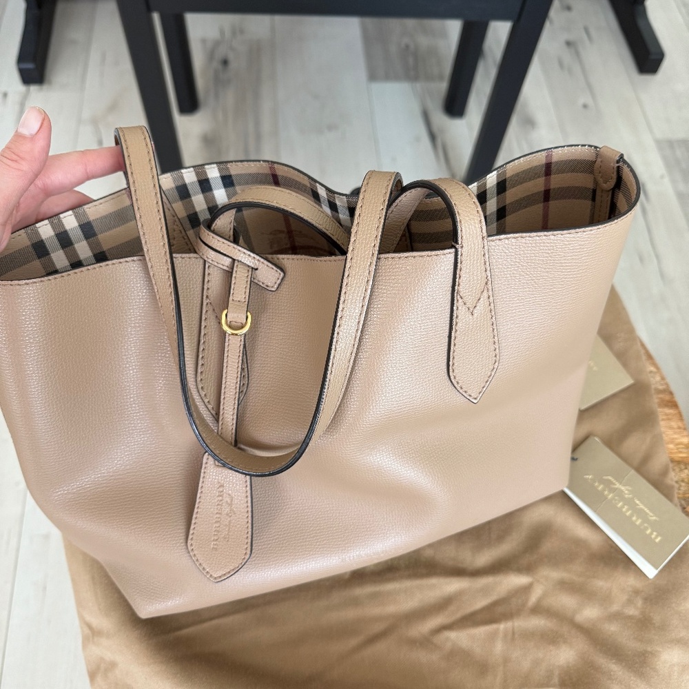 Burberry Reversible Leather & Check Tote Bag – Beige / Classic Check